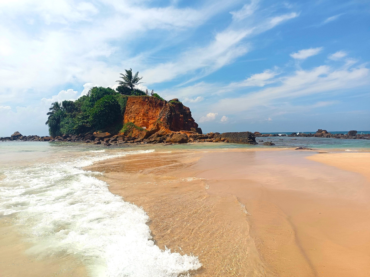 Остров попугая на центральном пляже Мириссы