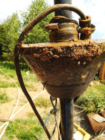 Твёрдый резиновый оголовок ОС-У, простоявший 2 года в полностью залитом грунтовой водой кессоне скважины