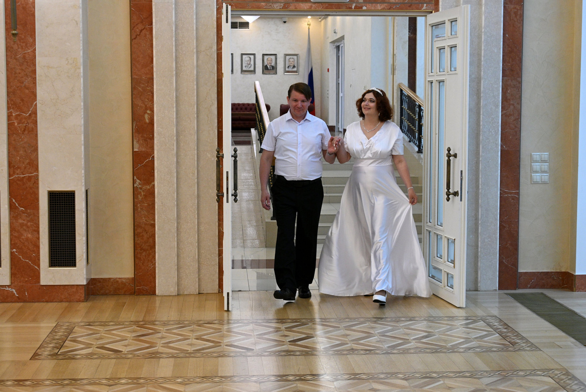Сергей Власов и Маргарита Чижова перед церемонией бракосочетания в посольстве РФ в Минске
© Sputnik/Виктор Толочко