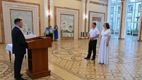 Церемония бракосочетания в посольстве РФ в Минске © Sputnik/Виктор Толочко