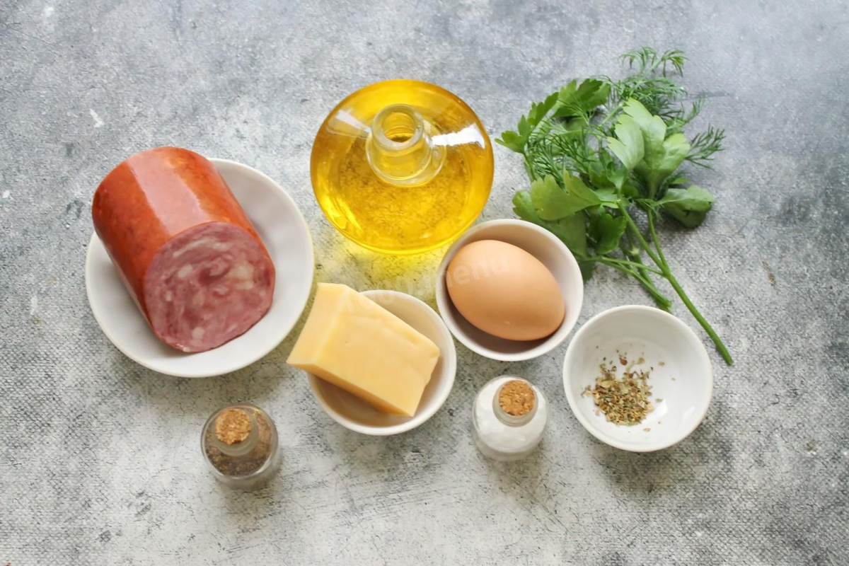 Как сделать яичные конвертики с сыром и ветчиной? Подготовьте все необходимые ингредиенты для приготовления. Ветчину очистите от оболочки, зелень сполосните и отряхните от воды. Яйца вымойте в теплой воде и вытрите. Ведь даже при видимой чистоте, на них может быть мелкая грязь и бактерии.