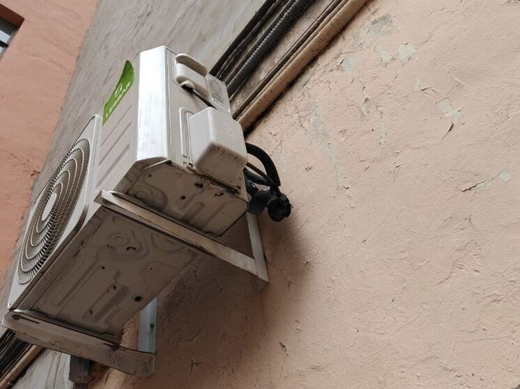     Кондиционеры делают воздух сухим, в результате чего у человека может появиться ощущение песка в глазах. Фото: МК в Великом Новгороде