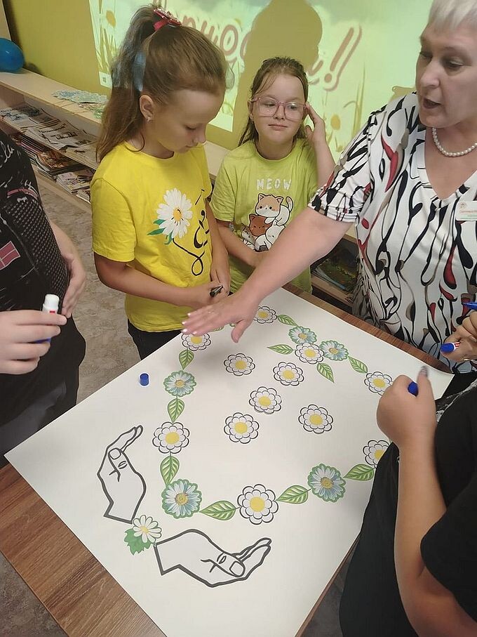 Дети создают стенгазету