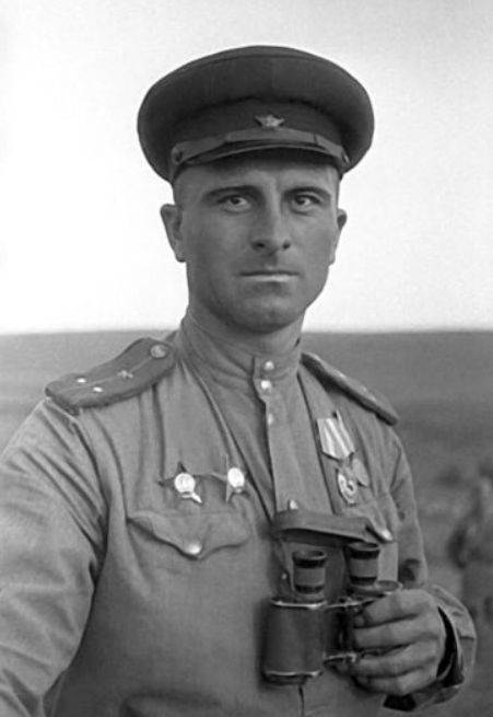 При прорыве обороны противника на Перекопском перешейке, отличился стрелковый взвод под командованием гвардии лейтенанта Рубена Акопяна. При этом было истреблено около взвода гитлеровцев, а 15 взято в плен. Фашисты бросают в атаку 6 танков и до батальона пехоты. Когда выбыли из строя командиры соседних подразделений, он взял командование на себя, повел их в бой и достиг второй траншеи, при этом в рукопашном бою было уничтожено несколько десятков солдат и офицеров врага. Завязался уличный бой в Армянске. Акопяна ранило, но он не вышел из боя. Ворвался в траншею, где находились восемь немецких офицеров. Семерых убил, одного взял в плен. Акопяну Р. К. было присвоено звание Герой Советского Союза.