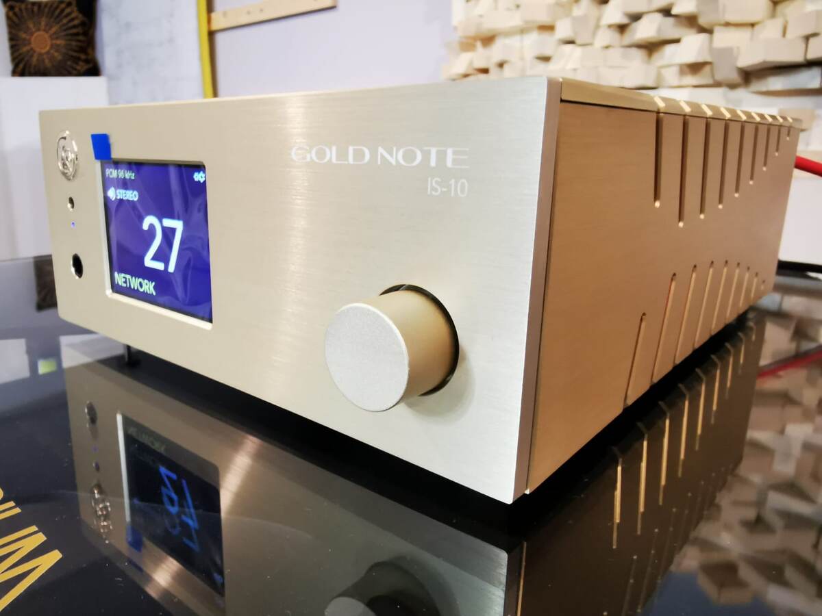 Интегральный усилитель Gold Note IS 10 в золотом цвете