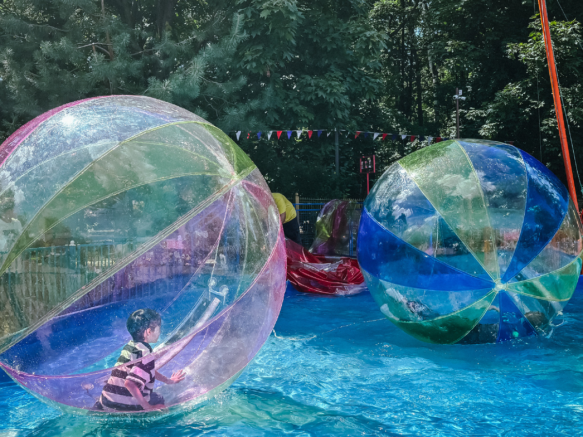 Фото автора. В шарах Демид и Тимур 