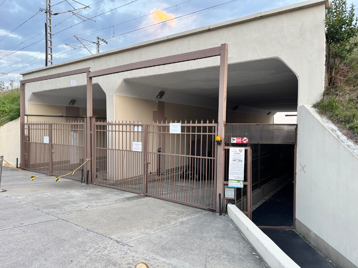 Справа калитка на бесплатный пляж. Слева ворота пляжа Камелия.