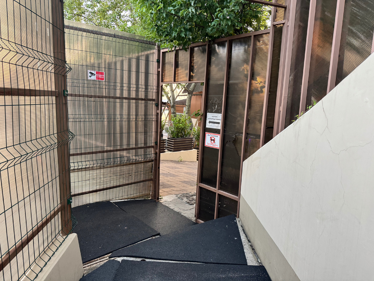 Вход на пляж напоминает вход на территорию тюрьмы 😆