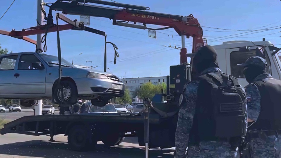 У семерых волгоградцев посреди дороги отобрали автомобили люди в масках