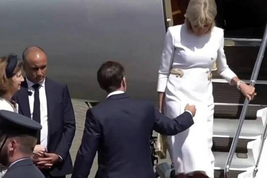    Первая леди Франции вновь унизила Эммануэля Макрона при выходе из самолёта