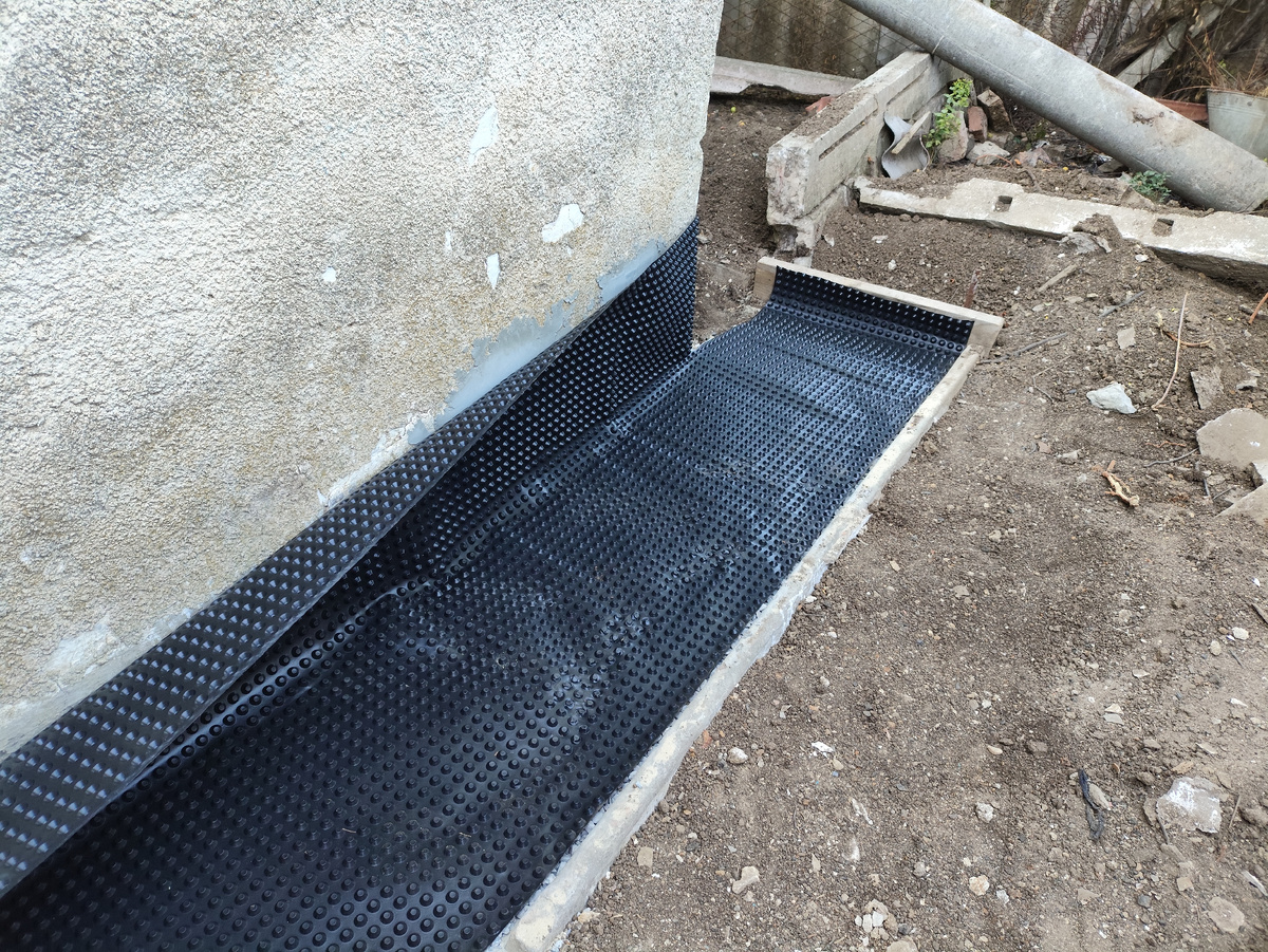 Положили, на углу примостили