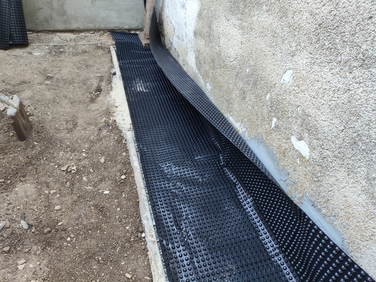 Все равно падает ))) Она довольно мягкая.