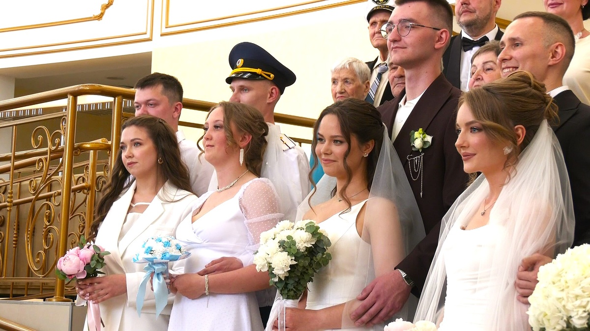    20 пар отметили День семьи в Сургутском дворце торжеств