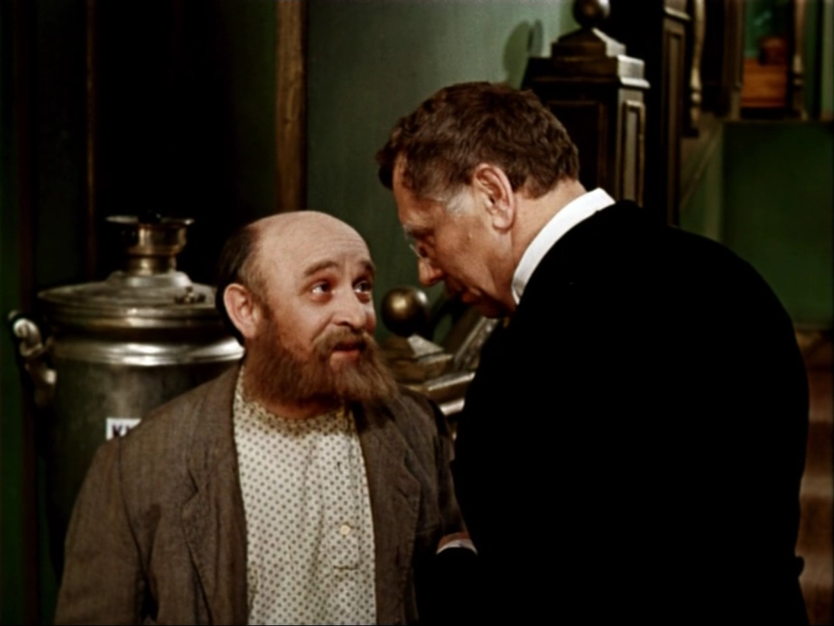 Ролан Быков в роли отца Фёдора и Анатолий Папанов в роли Кисы Воробьянинова. Кадр из фильма "Двенадцать стульев".