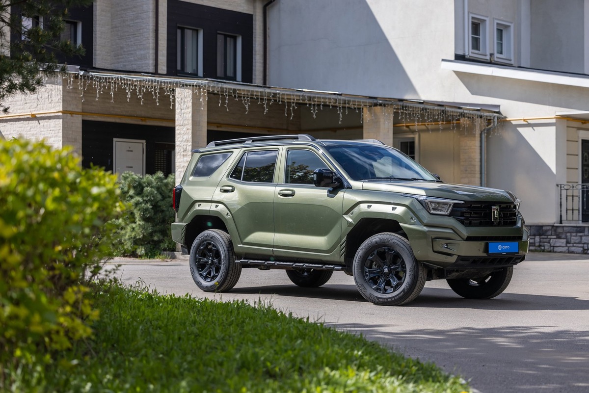    Гамма цветов скромнее, чем у Tank 300. Необычных оттенков есть только зеленый (на фото), в остатке — черный, серый и серебристый.
