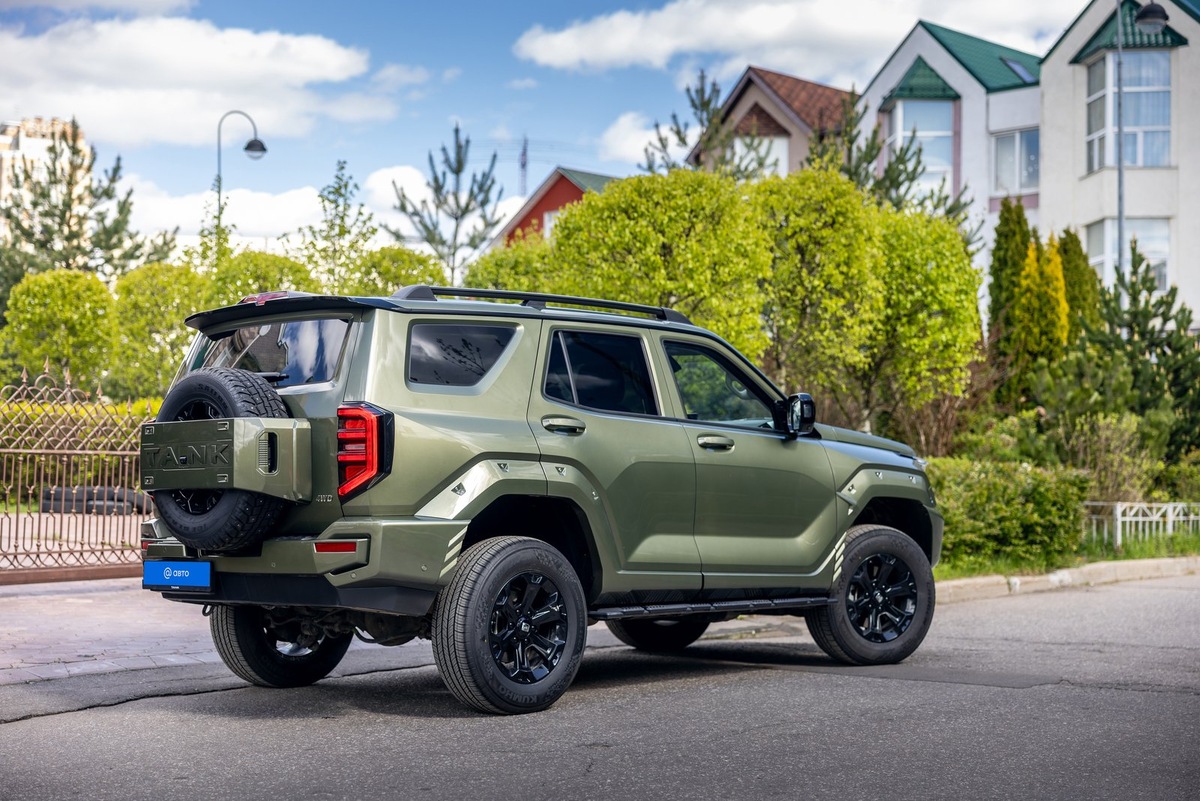    Колесная база Tank 400 на 100 мм больше, чем у Tank 300. Из-за этого уменьшился только угол рампы (31 градус вместо 34), а углы въезда и съезда не изменились