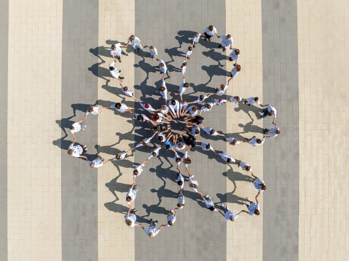    В Нижнем Новгороде состоялся масштабный флешмоб «Символ семьи» в честь Дня семьи, любви и верности