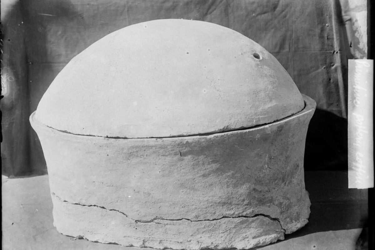    Глиняный сосуд с останками человека из Нувайрата