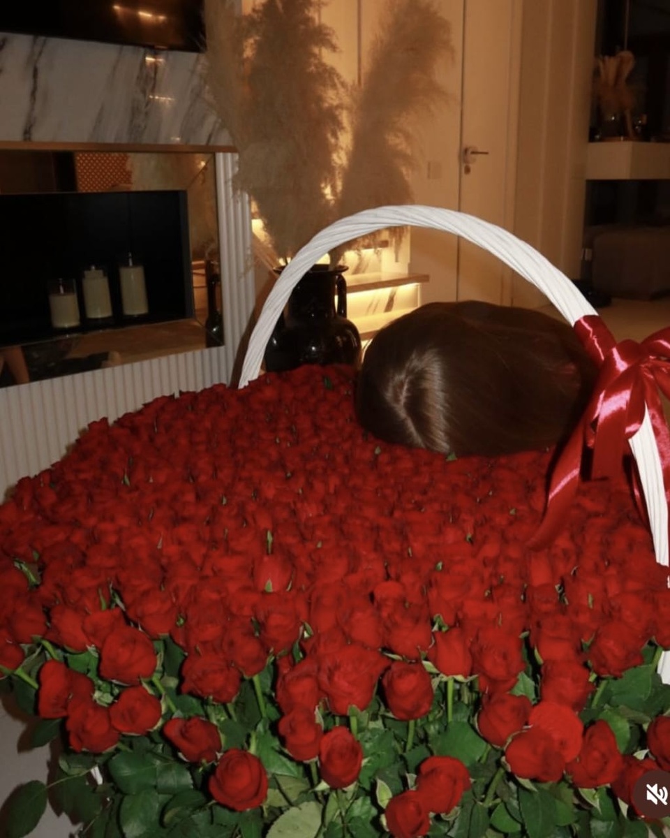 Милана Стар с букетом роз