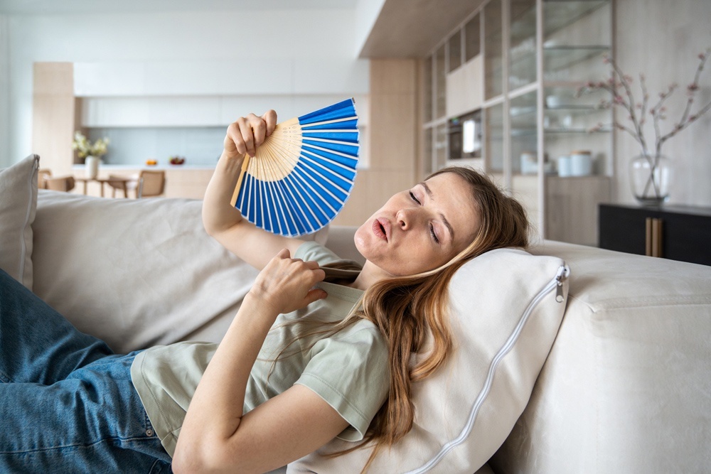    Если вы хотите, чтобы вас не беспокоила жара в доме, постарайтесь создать внутри эффект термоса и в правильное время проветривайте помещение. / iStock