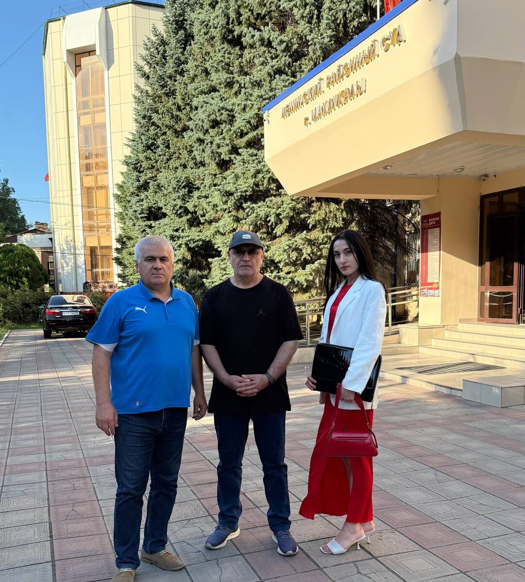 Фото: Шамиль Хадулаев ( в центре) и Рамазан Рабаданов.