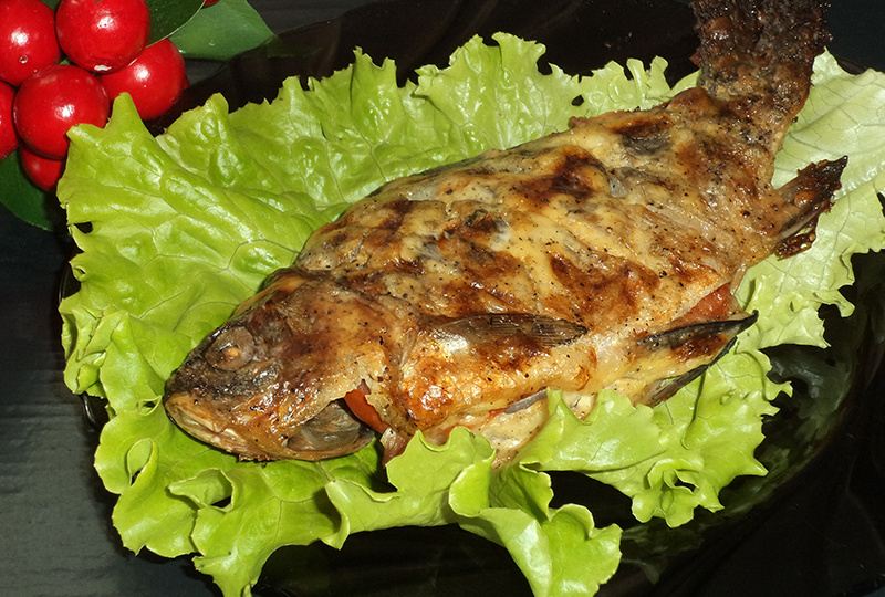 Запечённый карась в сметане .