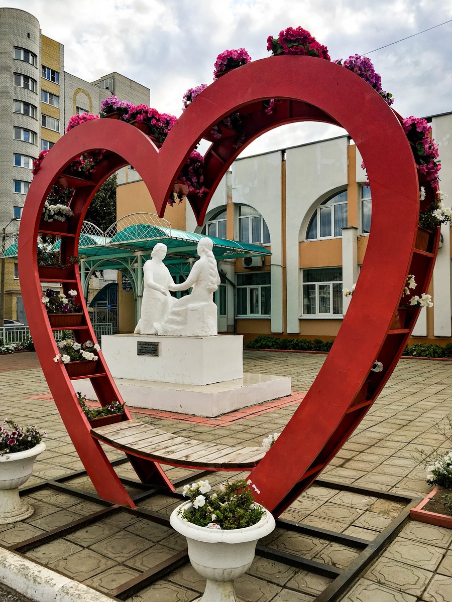 Памятник Петру и Февронии у ЗАГСа в Муроме. Фото из личного архива.