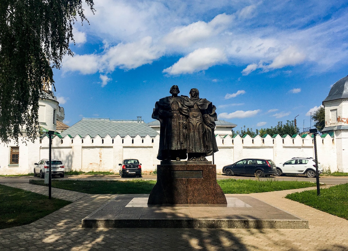Памятник Петру и Февронии у Благовещенского монастыря. Фото из личного архива.
