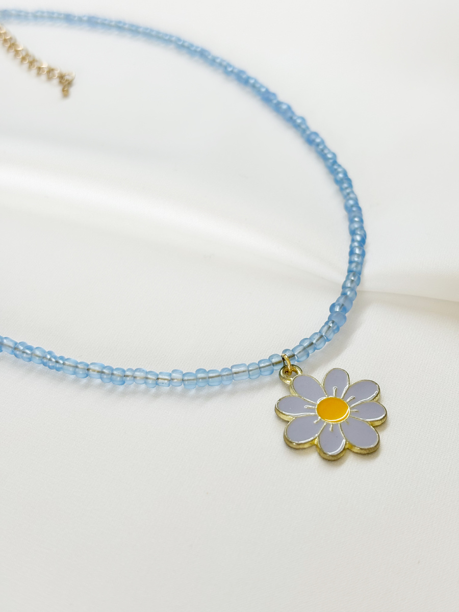 Подчеркнет красоту декольте и добавит образу женственности.