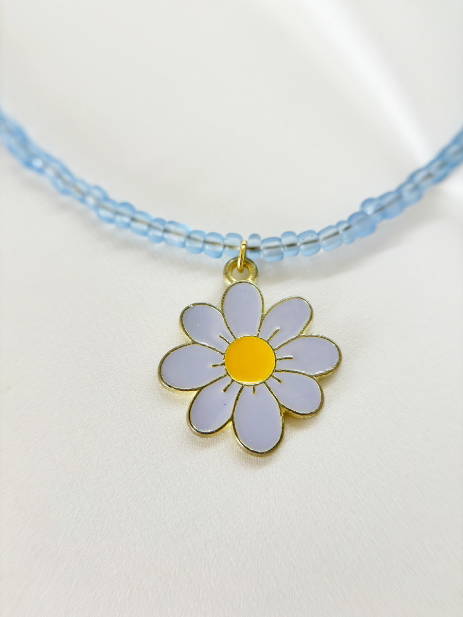 Прекрасно смотрится с одеждой белых, пастельных, синих, фиолетовых и жёлтых оттенков.