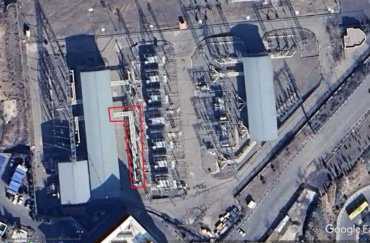 КРУЭ 400 и 230 кВ ПС Валафаджр* (Тегеран). Хорошо видны длинные элегазовые выводы (красное).