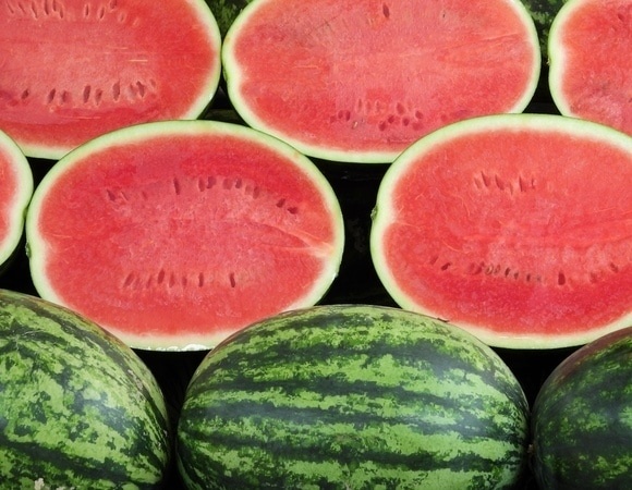 Если продавец так делает — бегите: какой арбуз нельзя брать ни при каких условиях