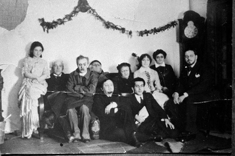 Игорь Александров. Константин Станиславский среди участников спектакля «Праздник мира», Первая студия МХТ, 1913 год, Музей Московского Художественного академического театра © Public domain