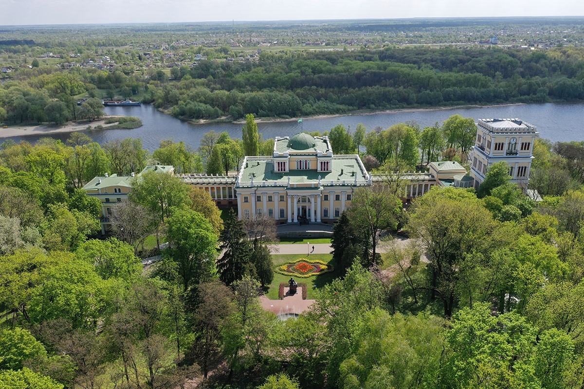 Гомельский дворец — главная достопримечательность города. Источник: Shutterstock📷
