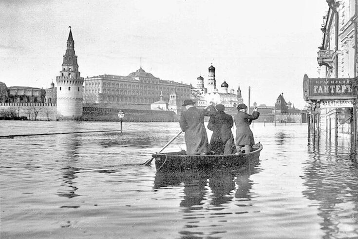  Историческое фото одного из крупных наводнений в Москве