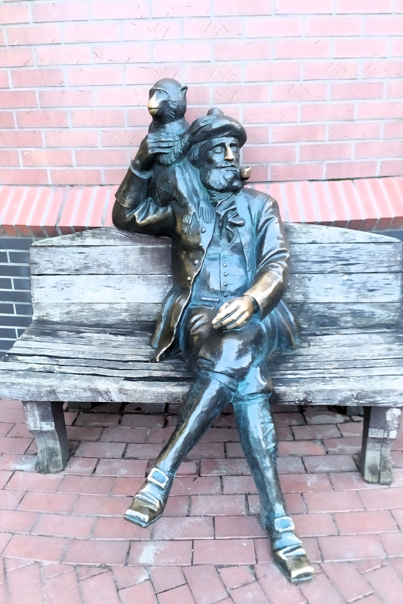 Скульптура шкипера с обезьянкой возле башни «Маяк», Калининград. Автор фото: Любовь Федорова