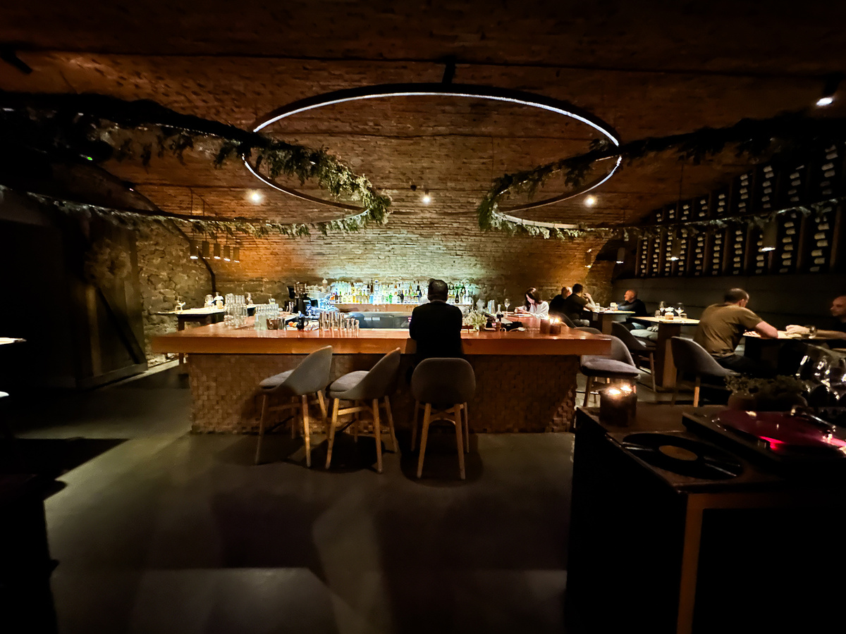 Первый, ближний ко входу зал с барной стойкой →