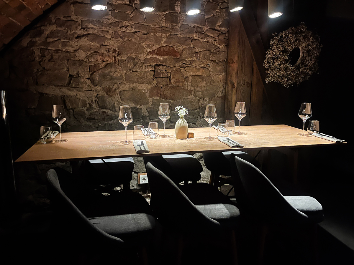 Стол на компанию →