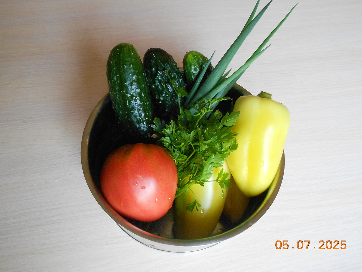 Томат Японка в компании других салатных овощей.