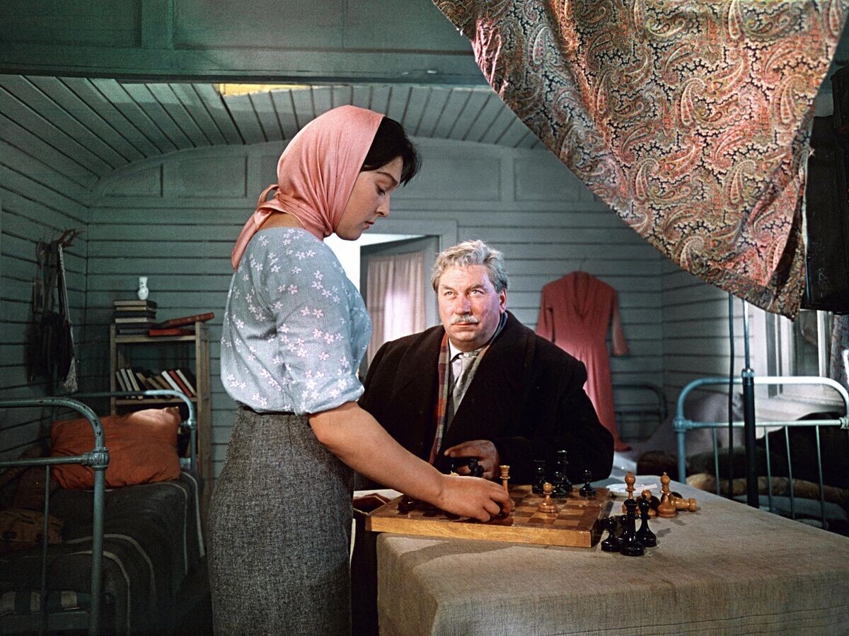    Александра Завьялова и Василий Меркурьев в фильме "Люди на мосту"© РИА Новости / Родькин