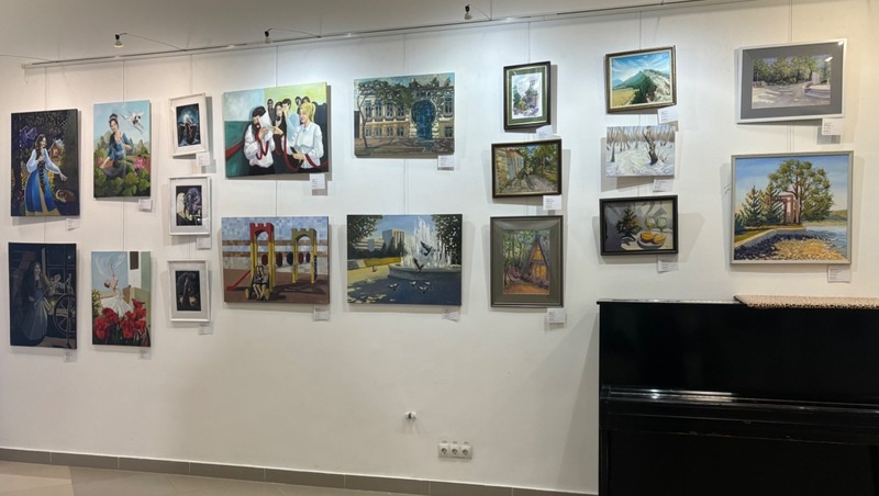    На одной стене умещаются разные жанры и сюжеты Фото: Вероника Николаева / / ИА «Победа26»