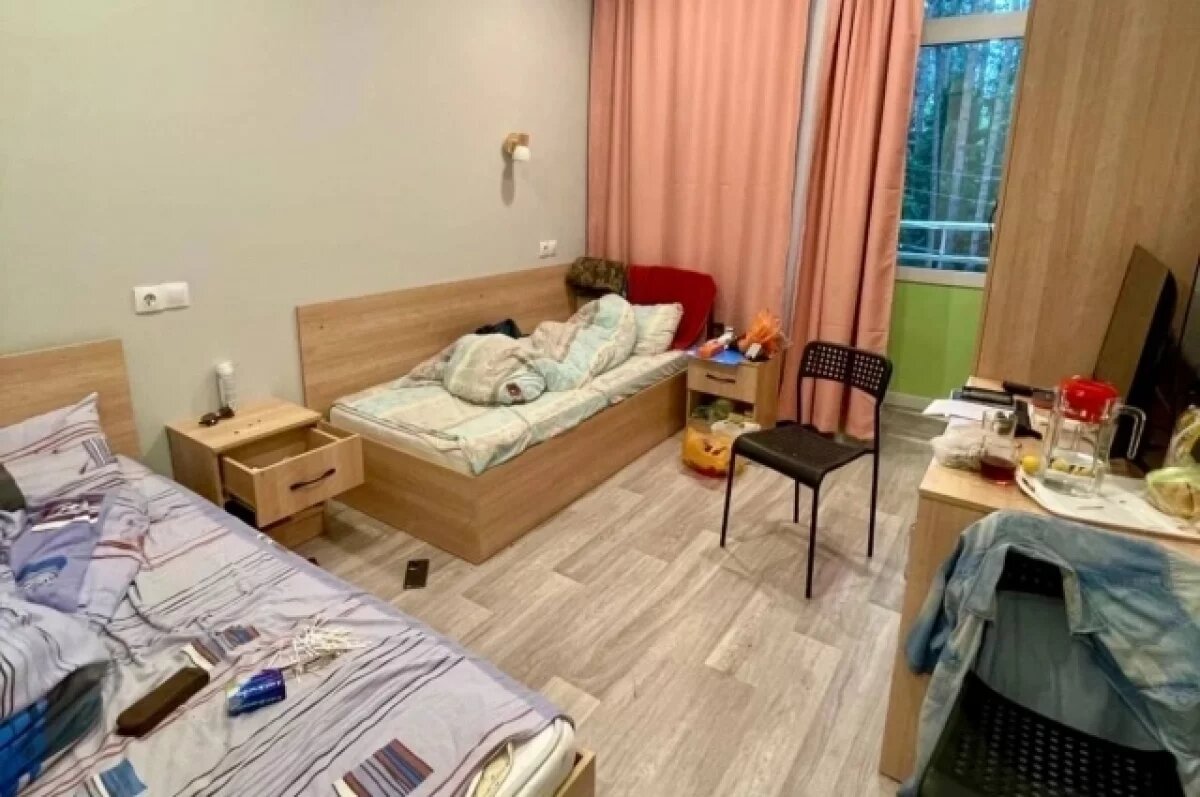    Мужчины отдыхали в санатории.