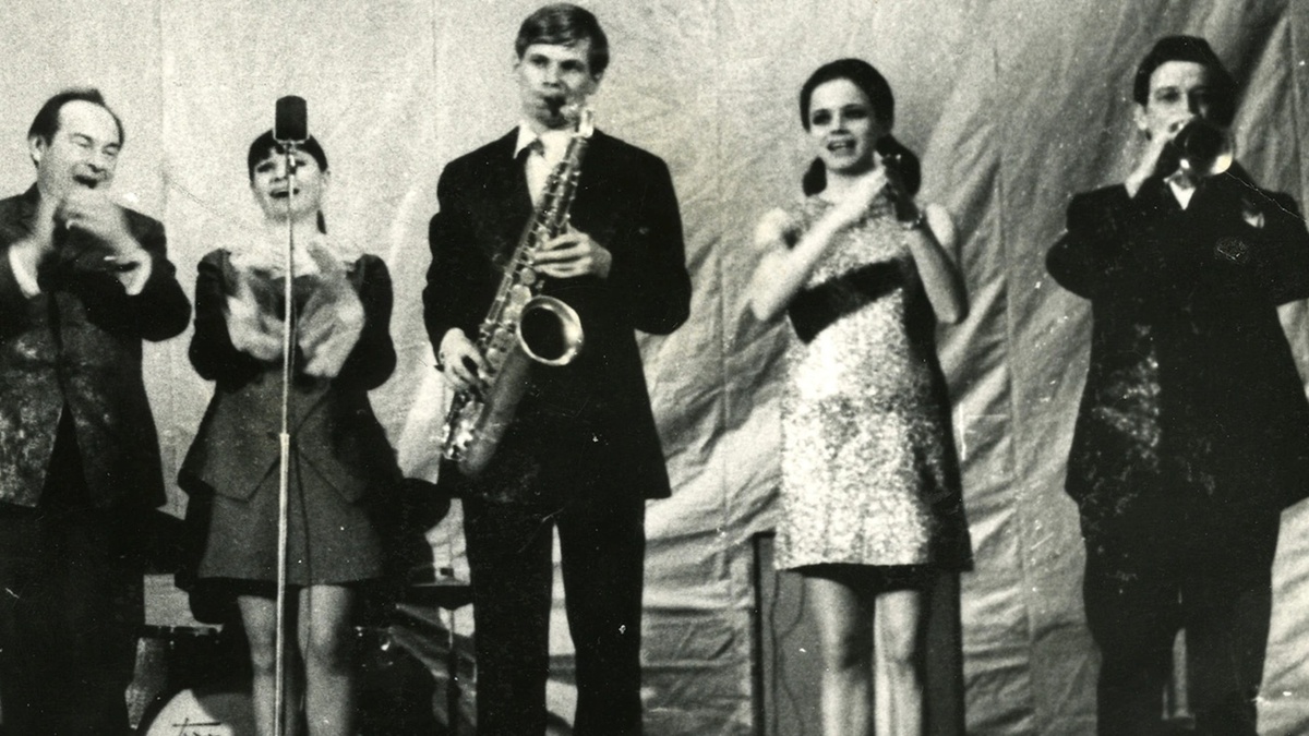 Елена по приглашению Владимира Преснякова, который руководил эстрадным ансамблем, начала работать в Свердловской филармонии.