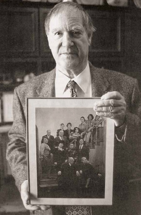 С.П.Капица с семейным фото. Фото из книги С.П.Капицы «Мои воспоминания». / Фото: libmir.com