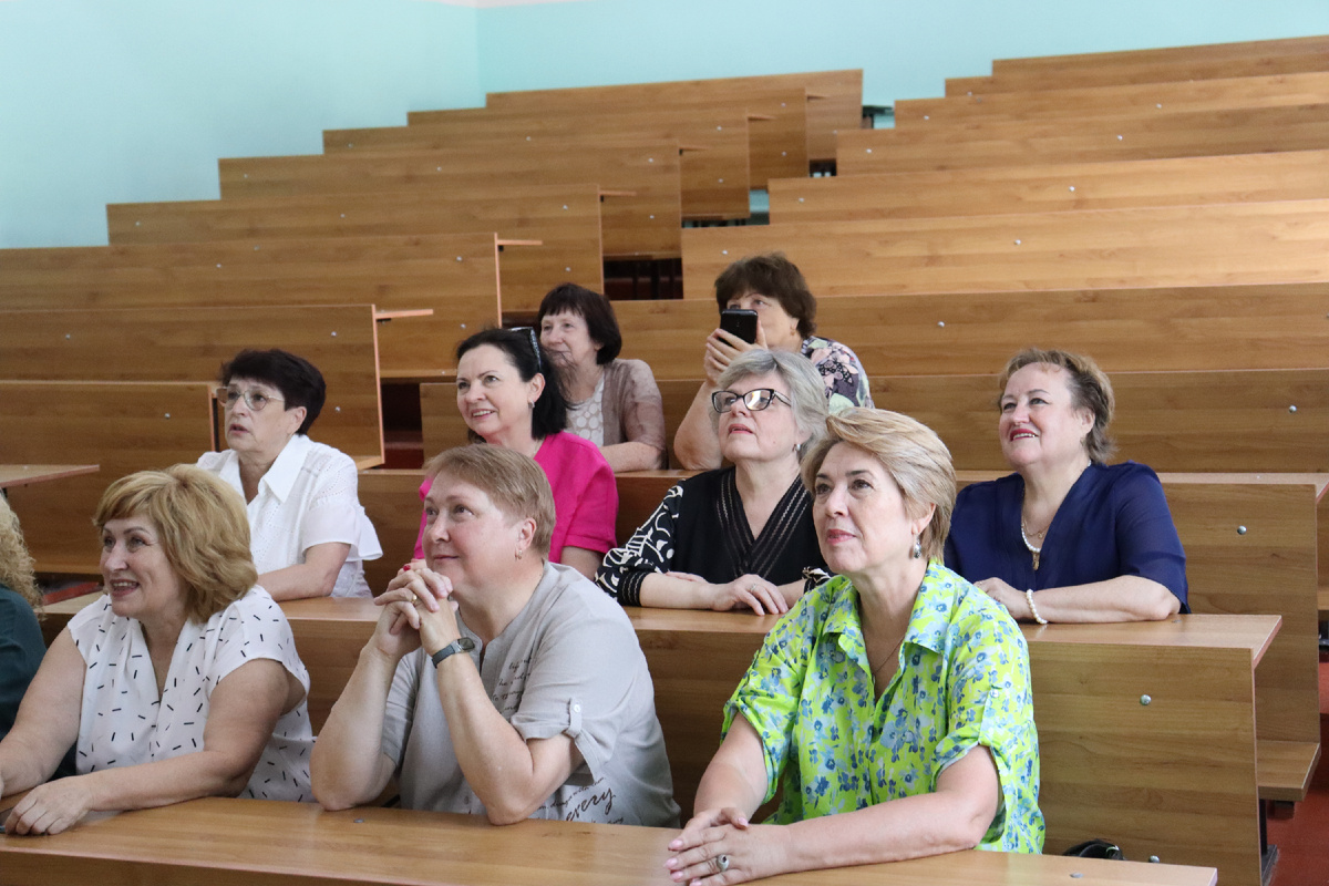 Смотрим презентацию о нашей студенческой жизни 