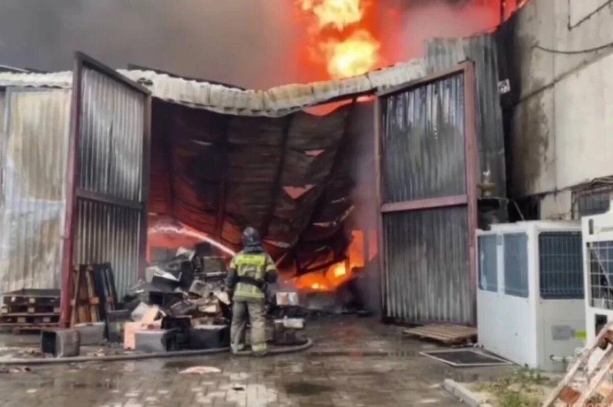    В Ростове-на-Дону горят склад и офисное здание на 15 тыс. кв. м