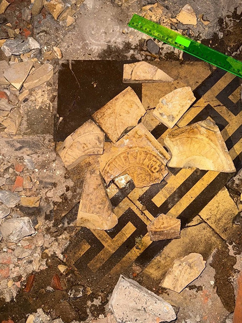    Фрагменты напольной плитки с клеймом «ХТБЭБ» обнаружены при проведении работ в здании Окружного суда на улице Сонина