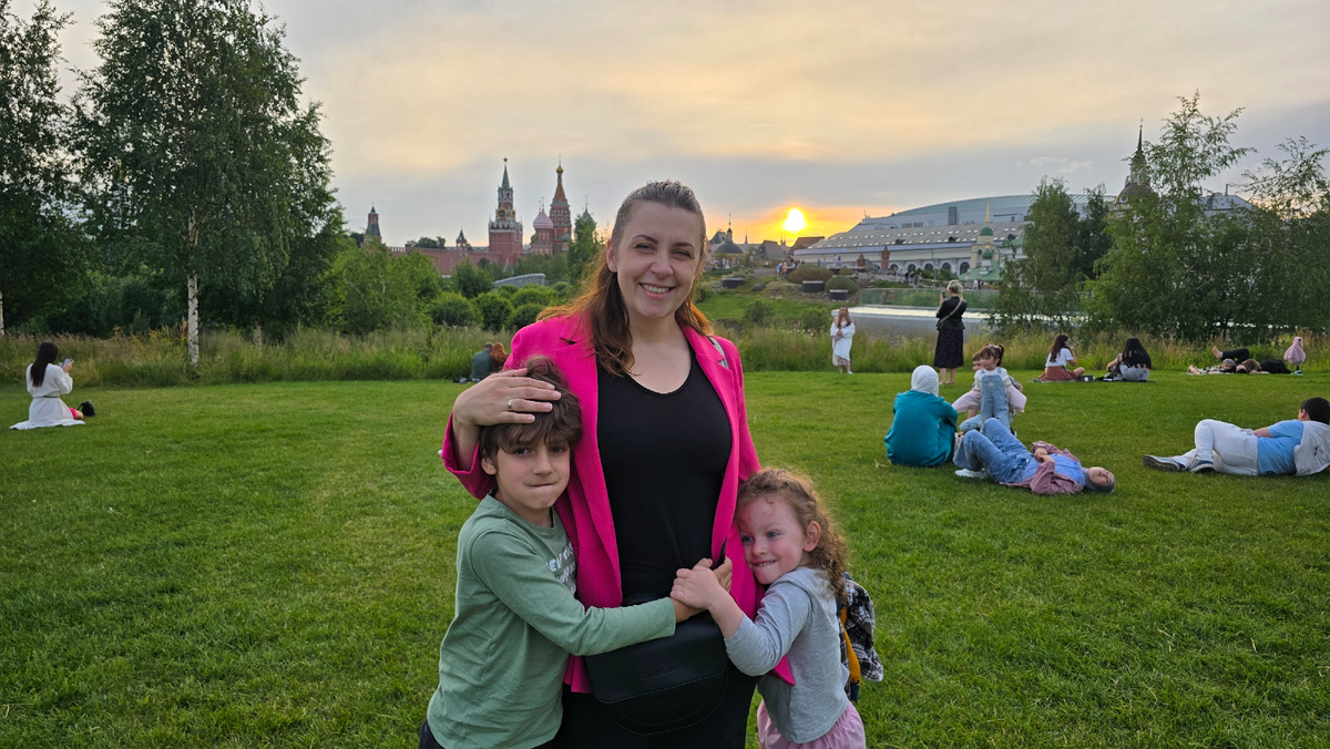 Лужайка перед сценой