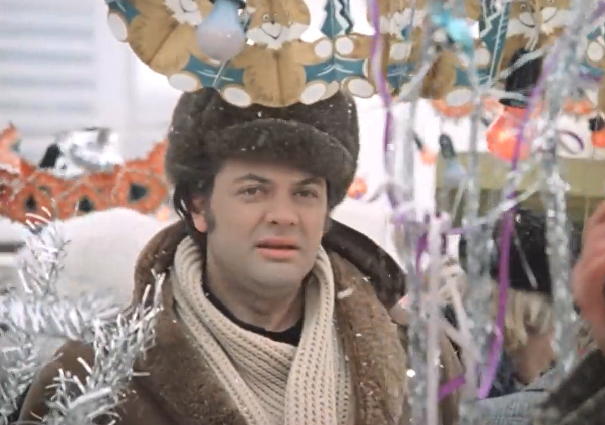 Кадр из кинофильма "Ирония судьбы, или С легким паром!", 1975 г., режиссер Эльдар Рязанов, сценаристы Эмиль Брагинский, Эльдар Рязанов, композитор Микаэл Таривердиев (скриншот)