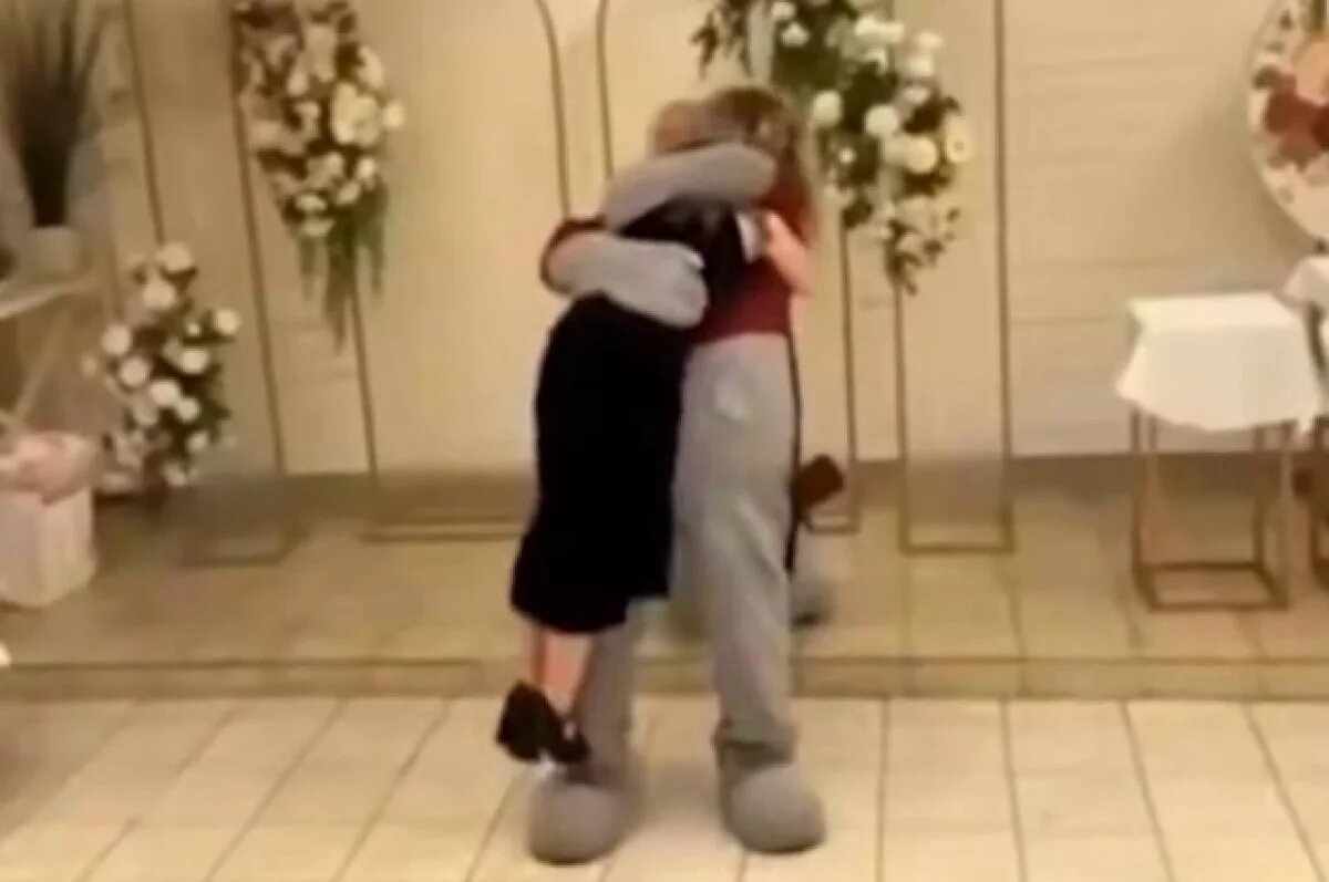    Появилось видео трогательной встречи военного с дочерью на выпускном